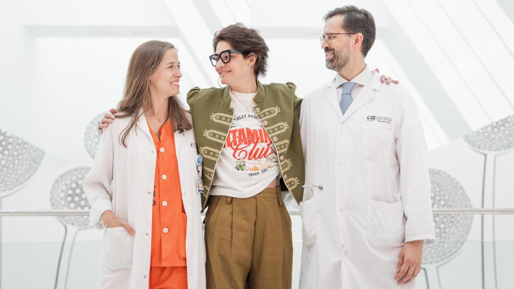 Nieves junto al doctor Gómez Bueno y la doctora Silvana Crowley.