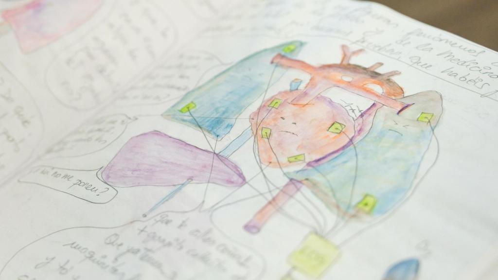 Detalle de los cómics dibujados y pintados por Nieves durante su postoperatorio.