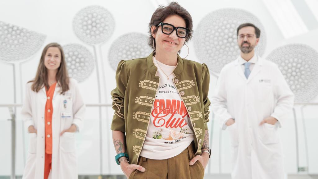 Nieves Laguna frente a los doctores que la salvaron la vida.