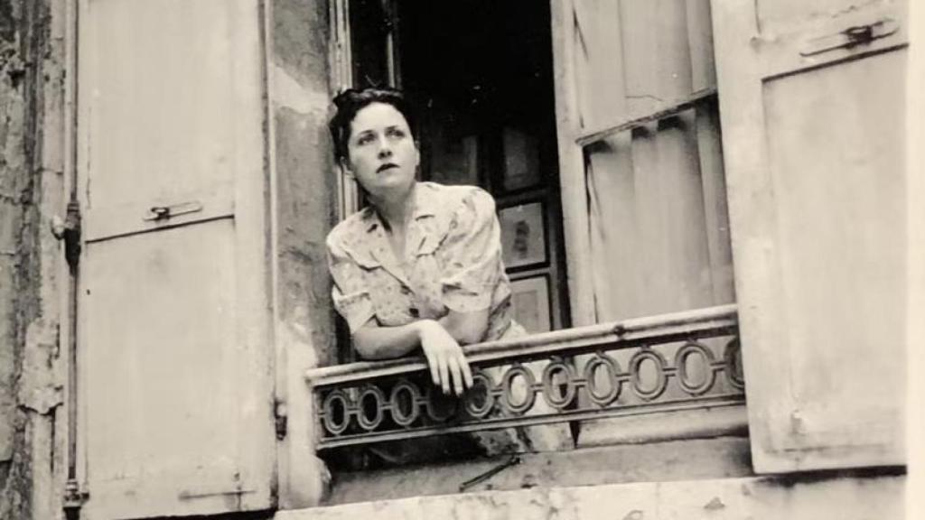 Dora Maar asomada a la ventana de su estudio, París, 1937. Foto: Throckmorton Fine Art