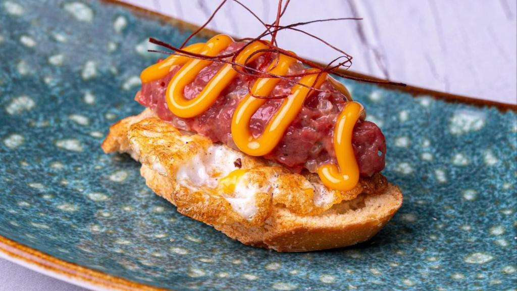 El 'steak tartar' de ternera y pichón con huevo frito de Muxumartin.
