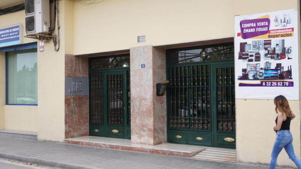 El portal del edificio donde vivía el policía fallecido en el barrio alicantino de Los Ángeles.