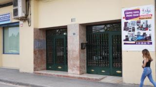 El portal del edificio donde vivía el policía fallecido en el barrio alicantino de Los Ángeles.