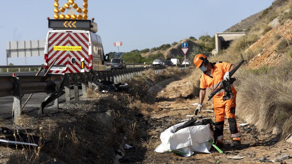 Un operario trabajando en la zona del siniestro.