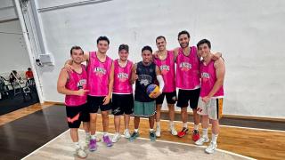 Myke Towers con el equipo 'Argos Bats'. Cedida.