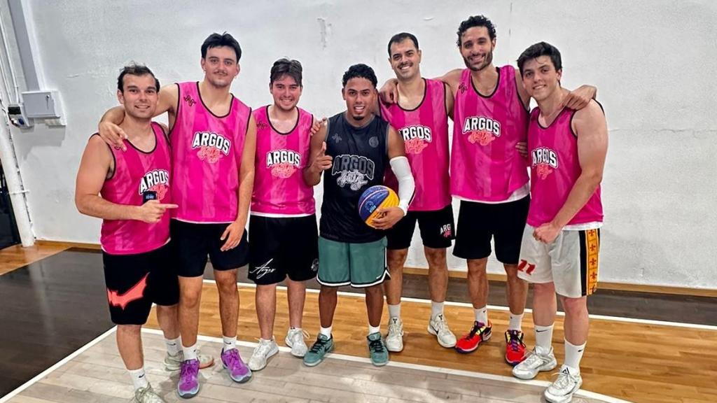 El equipo 'Argos Bats' con Myke Towers. Cedida.