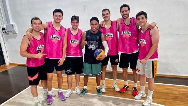 El equipo 'Argos Bats' con Myke Towers. Cedida.