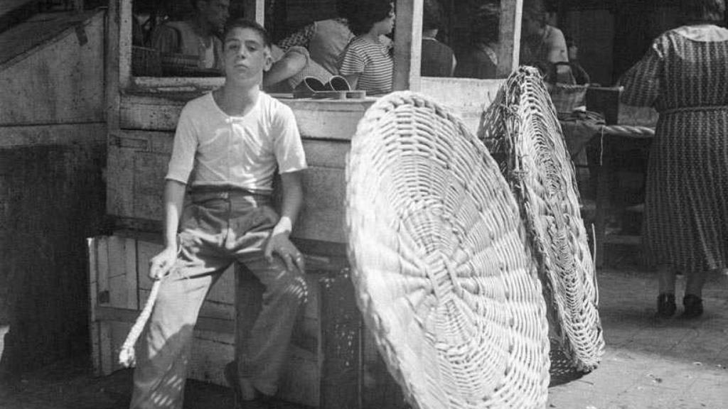 Joven vendedor en el mercado de la Boquería, Barcelona,1933. Foto: Arxiu Nacional de Catalunya