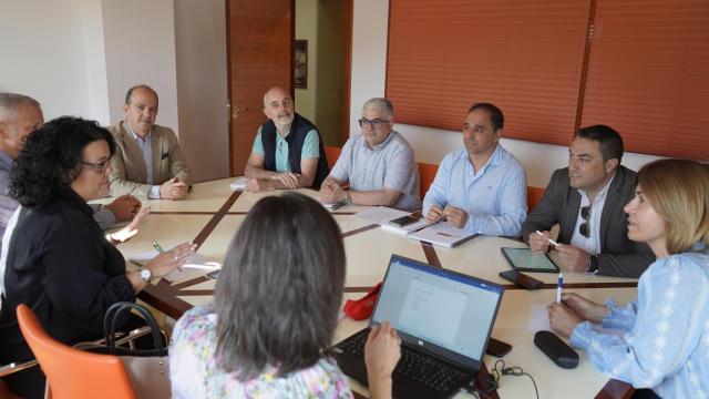 Reunión mantenida esta mañana por los diputados Magdalena Rodríguez y Javier Figueredo con representantes de la FES