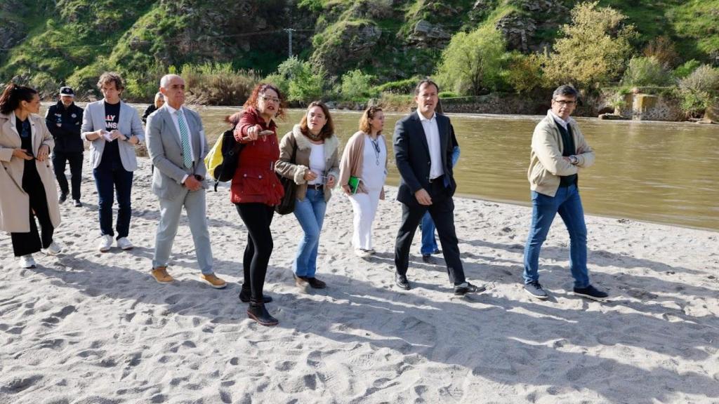 Visita del alcalde a la playa del Tajo en mayo.