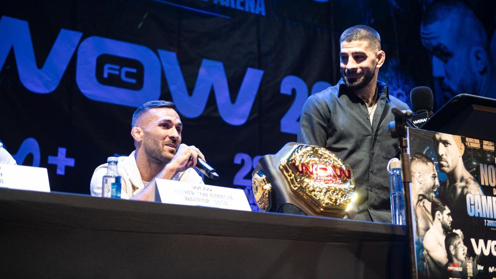 El peleador Hécher Sosa, bajo la mirada de Ilia Topuria en la rueda de prensa de WOW 20