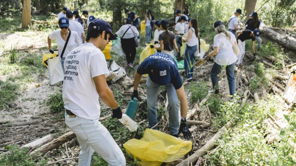 Uno de los grupos de voluntarios de Biotherm que recogieron el pasado jueves 5 de junio basura en la ribera del Henares (Comunidad de Madrid).