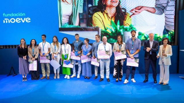 Los diez finalistas junto a Maarten Wetselaar, CEO de Moeve y presidente de la fundación y Teresa Mañueco, directora general de la fundación Moeve.