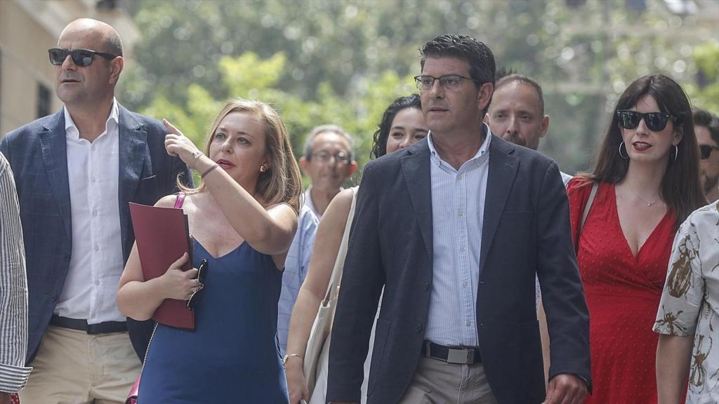 Jorge Rodríguez, junto a cargos de Ens Uneix. Rober Solsona / Europa Press