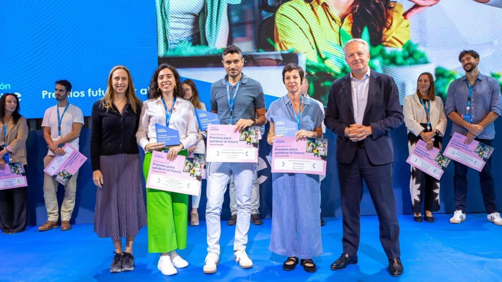 Los tres ganadores junto a Maarten Wetselaar, CEO de Moeve y presidente de la fundación y Teresa Mañueco, directora general de la fundación Moeve.