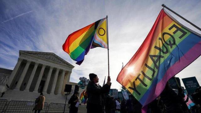 Manifestantes por los derechos LGTBI frente al Tribunal Supremo de EEUU en una imagen de archivo.