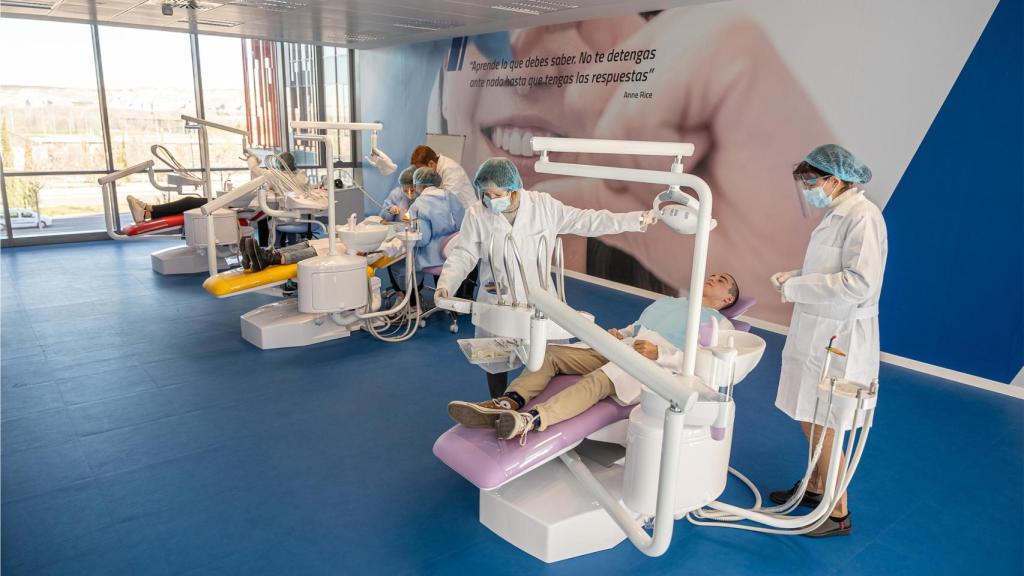 Alumnado de Cesur en la formación de higiene bucodental.