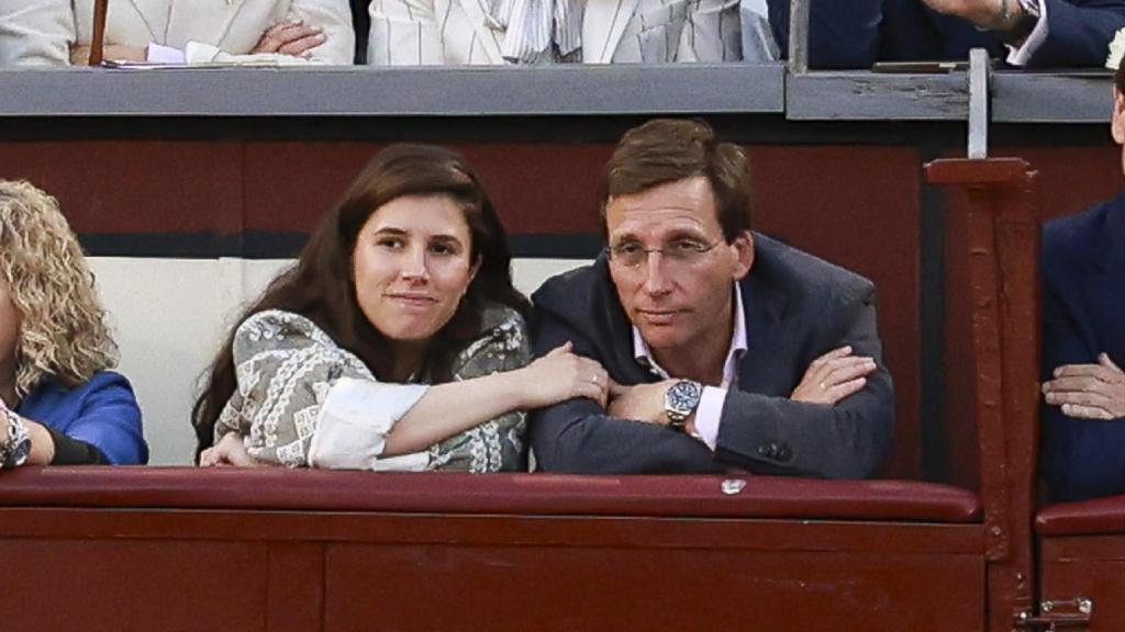 El alcalde de Madrid y su esposa, en la Feria de San Isidro de Madrid, el pasado 23 de mayo de 2025.