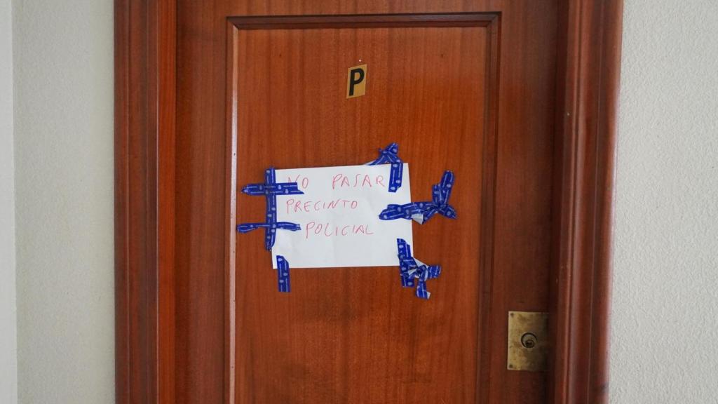 La puerta precintada donde vivía el expolicía fallecido y la pareja detenida en el barrio de Los Ángeles.