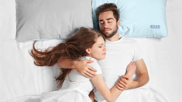 Pareja usando la Nitetronic F1B.