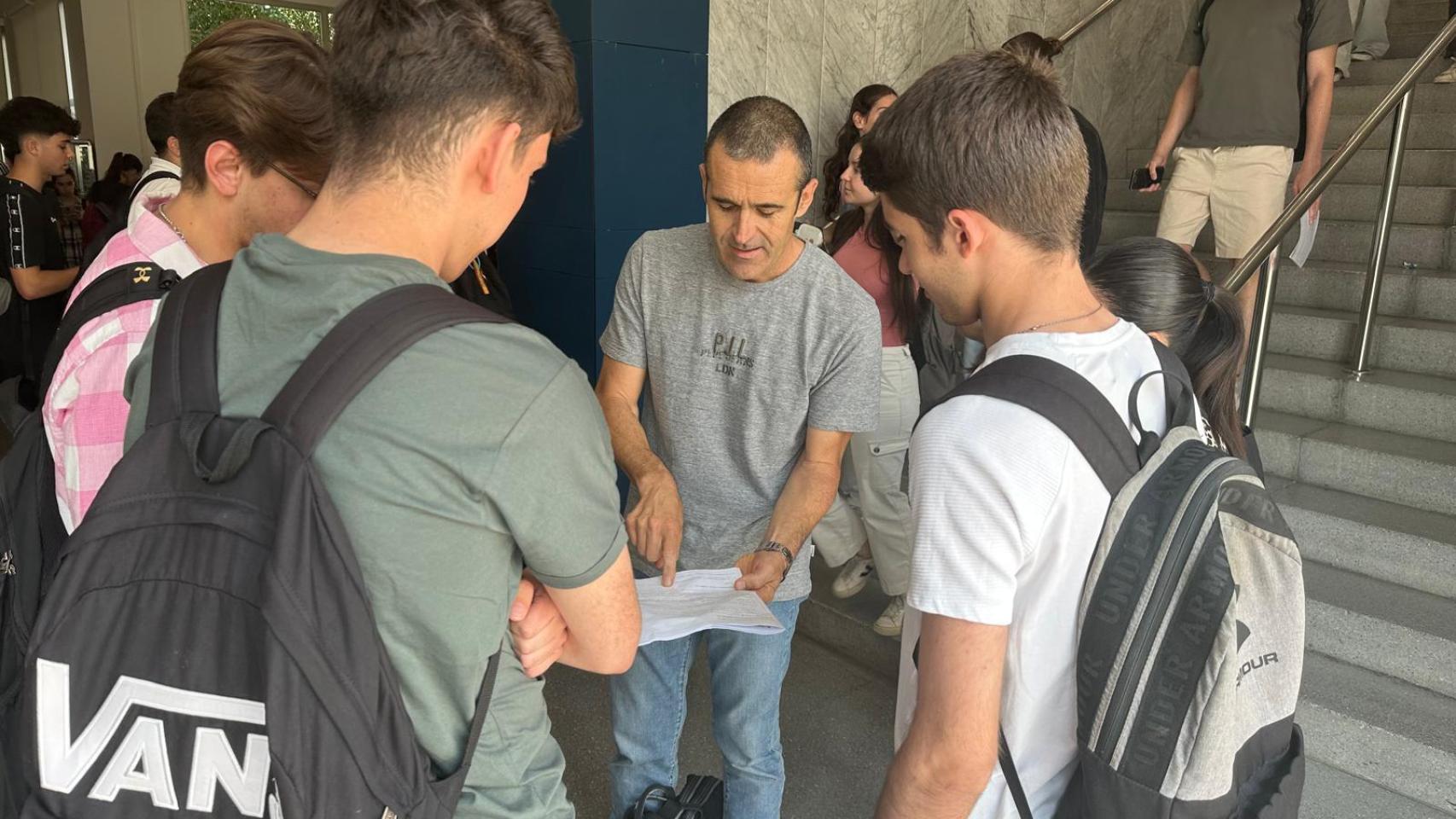 Los alumnos del IES Rubén Alfaro revisan con su tutor el examen que acaban de realizar. EE
