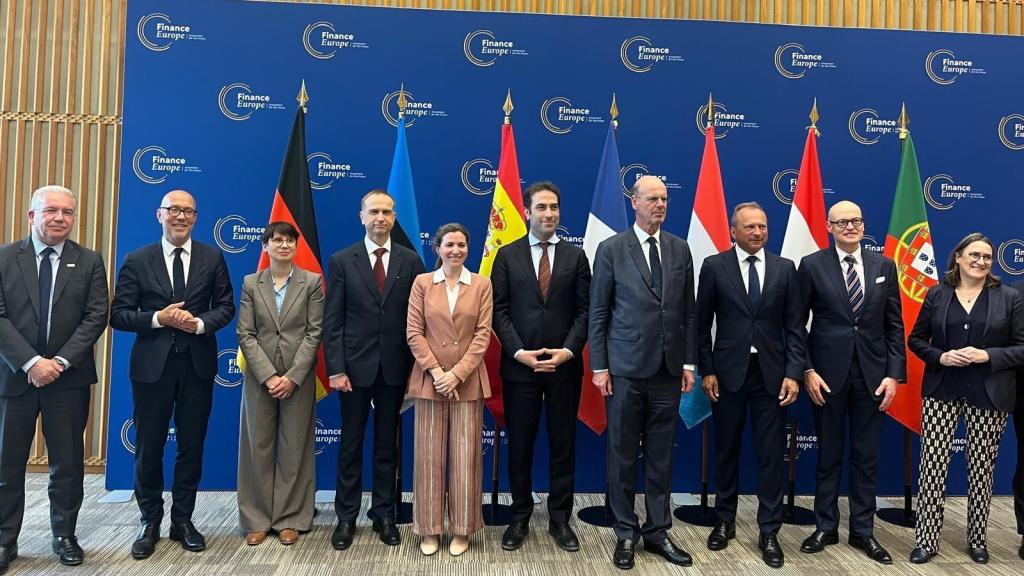 El ministro de Economía español, Carlos Cuerpo, con sus homólogos en la reunión de París sobre Finance Europe Label.