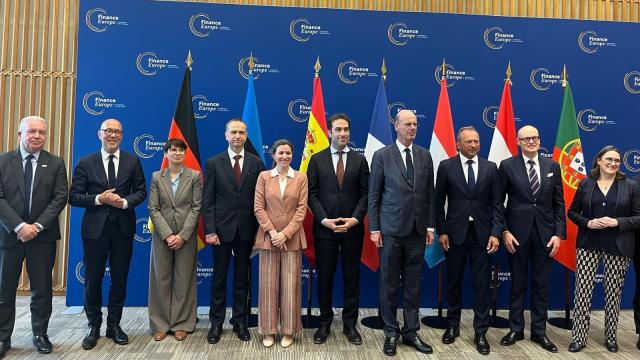 El ministro de Economía español, Carlos Cuerpo, con sus homólogos en la reunión de París sobre Finance Europe Label.