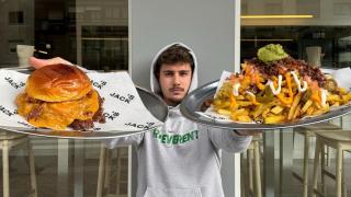 Una de las fotos promocionales de Jack's Burger, con hamburguesa carbonara y patatas a la mexicana