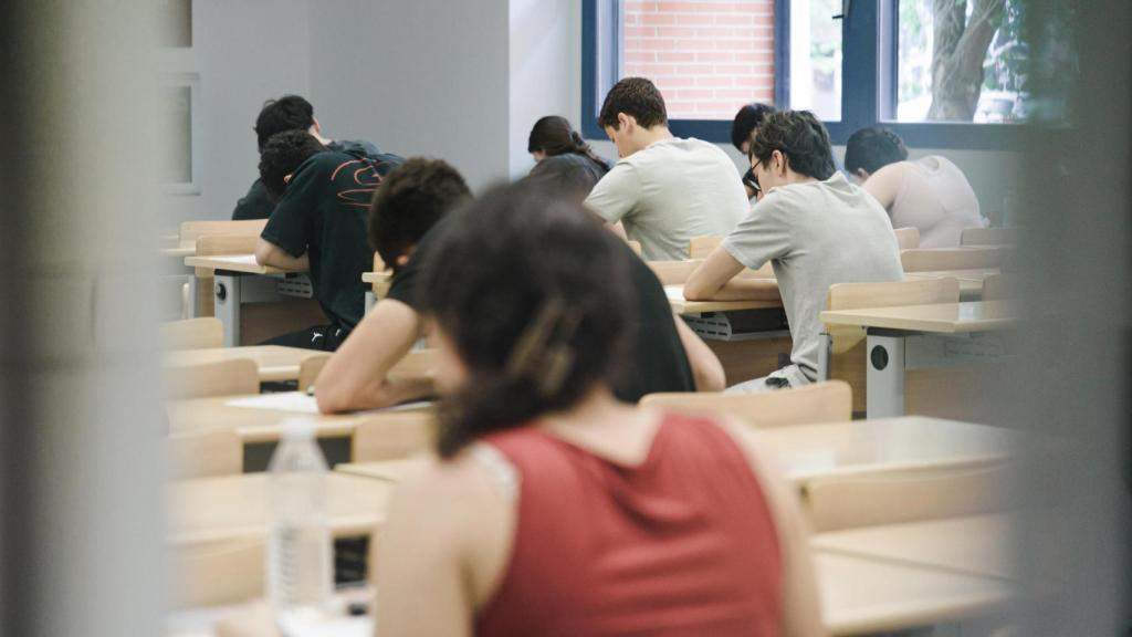 Alumnos durante el primer examen de la PAU 2025