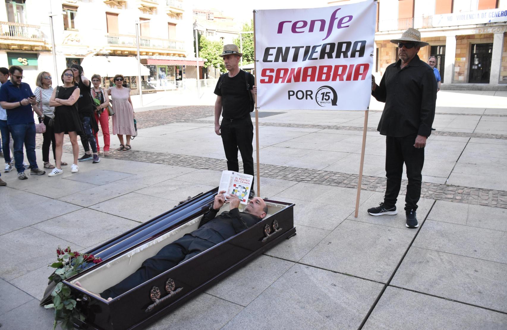 Performance del entierro de Sanabria por la supresión de paradas del AVE