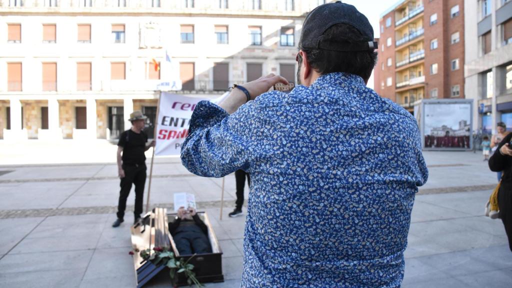 Un viandante hace una foto de la performance del entierro de Sanabria por la supresión de paradas del AVE