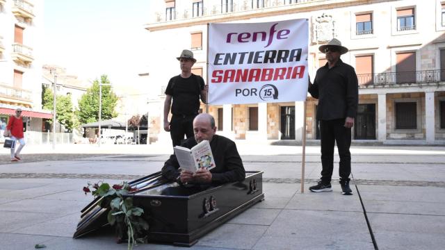 Performance del entierro de Sanabria por la supresión de paradas del AVE
