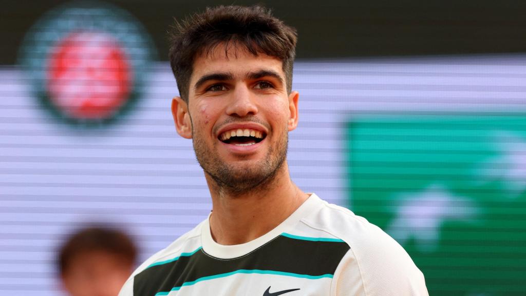 Carlos Alcaraz sonriente tras ganar un punto a Tommy Paul en Roland Garros.