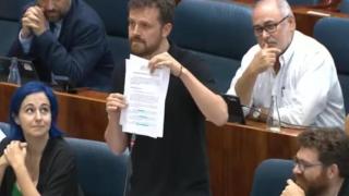 Pablo Padilla enseña en el pleno la iniciativa calcada de una del PP en el Senado durante su debate.