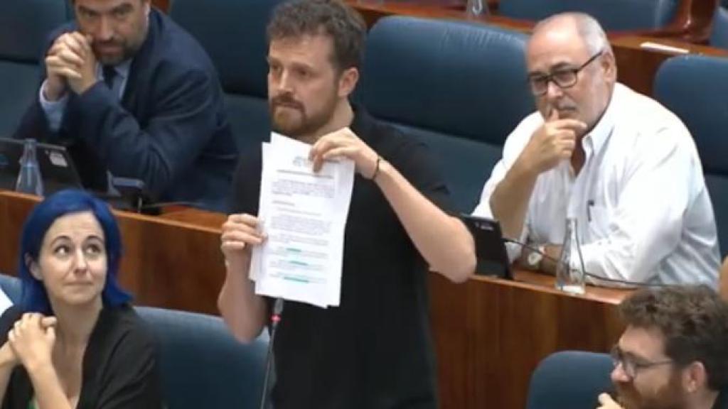 Pablo Padilla enseña en el pleno la iniciativa calcada de una del PP en el Senado durante su debate.