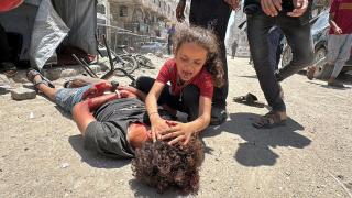 Palestinos evacúan a los heridos del lugar de un ataque aéreo israelí en la ciudad de Gaza.