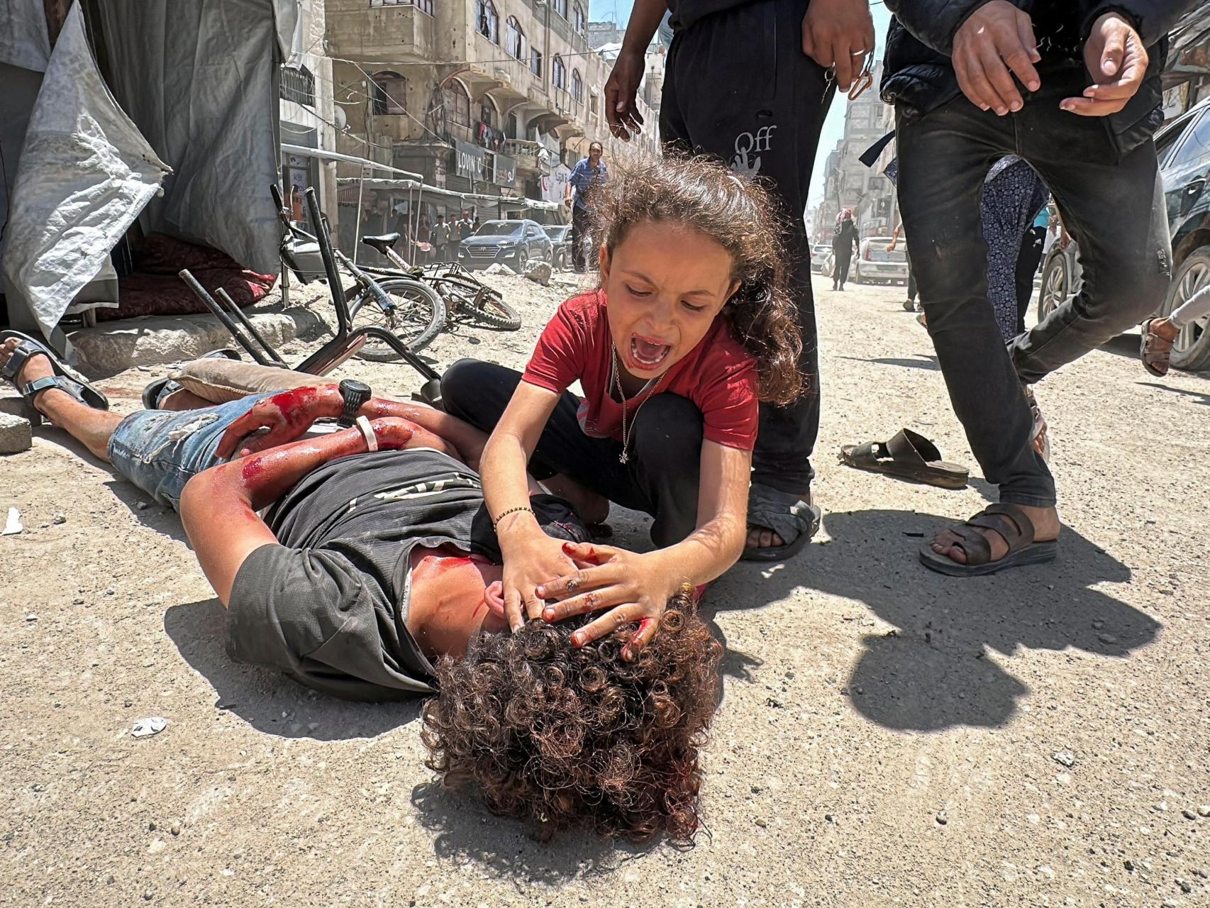 Palestinos evacúan a los heridos del lugar de un ataque aéreo israelí en la ciudad de Gaza.