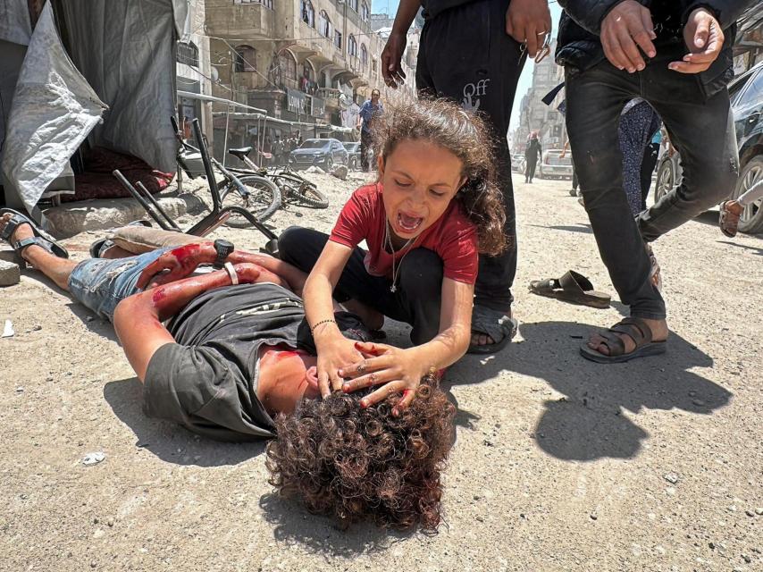 Palestinos evacúan a los heridos del lugar de un ataque aéreo israelí en la ciudad de Gaza.