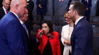 La ministra de Defensa, Margarita Robles, entre el embajador de EEUU ante la OTAN, Matthew Whitaker, y el secretario de Defensa, Pete Hegseth, durante la reunión de este jueves en Bruselas