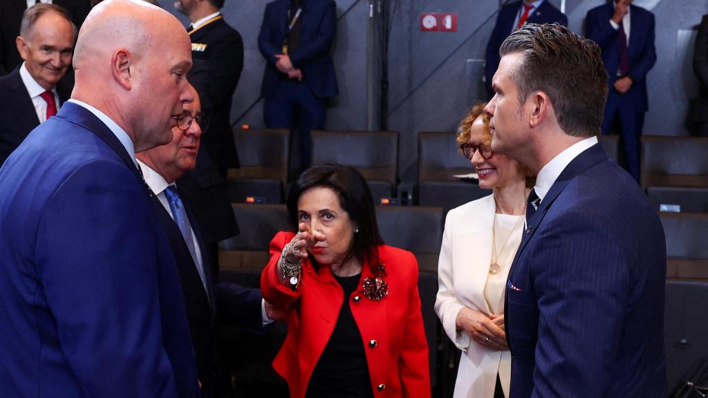 La ministra de Defensa, Margarita Robles, entre el embajador de EEUU ante la OTAN, Matthew Whitaker, y el secretario de Defensa, Pete Hegseth, durante la reunión de este jueves en Bruselas