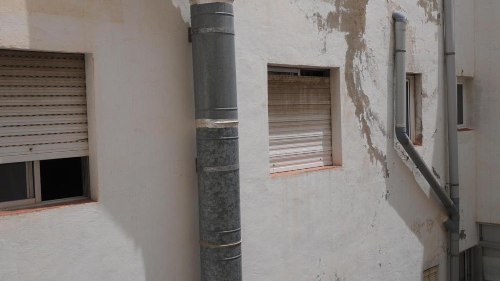 En el centro, la ventana tapiada donde estaba el cadáver de José María.