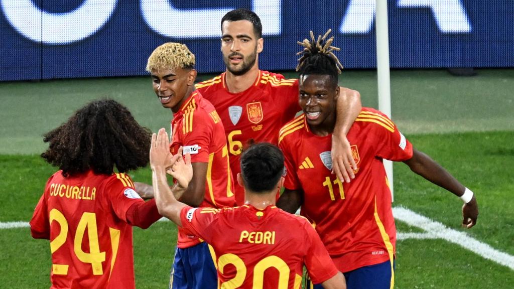 Los jugadores de la selección española celebran el gol de Nico Williams.