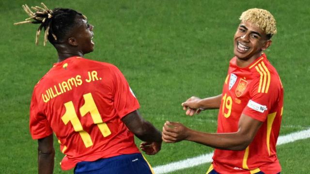 Nico Williams y Lamine Yamal celebra un gol ante Francia