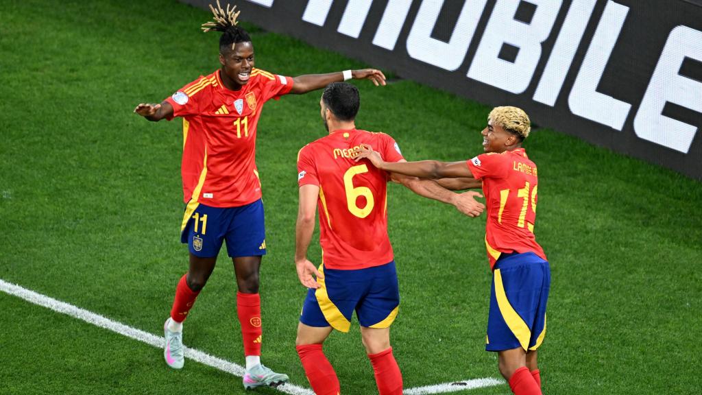 Nico Williams, Mikel Merino y Lamine Yamal celebran el tercer gol del partido.