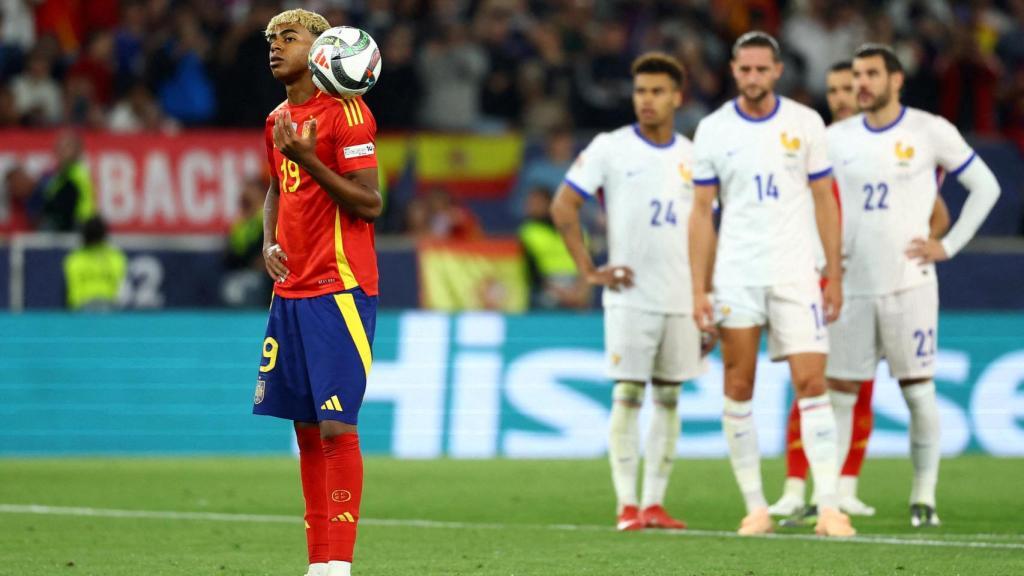 Lamine Yamal antes de lanzar el penalti.