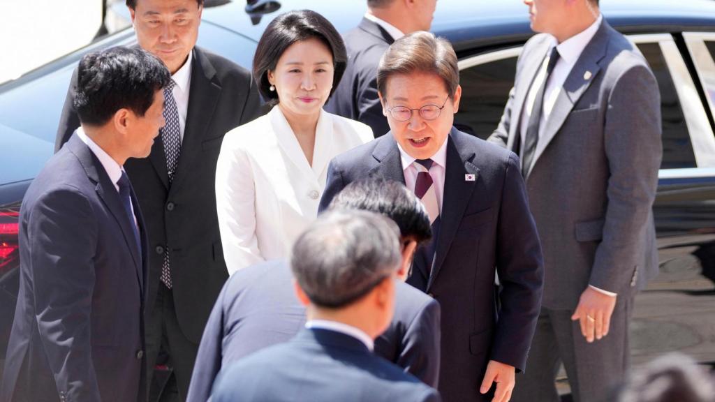 El recién elegido presidente surcoreano Lee Jae-myung, y su esposa Kim Hye-kyung, llegan para la inauguración presidencial en la Asamblea Nacional en Seúl, Corea del Sur, el miércoles 4 de junio de 2025.