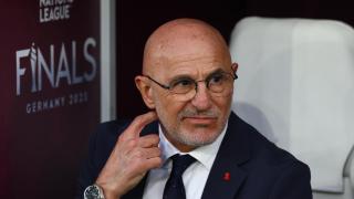 Luis de la Fuente, expectante antes del partido ante Francia en la Nations League.
