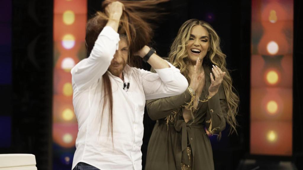 Pablo Motos, con peluca, intenta imitar el famoso 'helicóptero' de Melody.