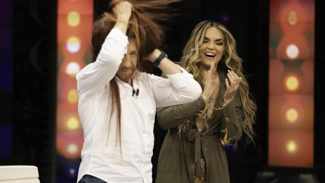 Pablo Motos, con peluca, intenta imitar el famoso 'helicóptero' de Melody.