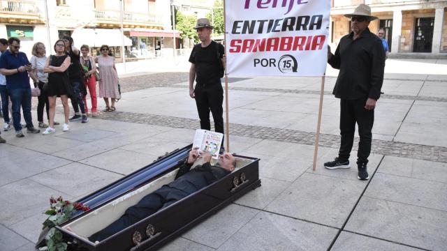 Performance del entierro de Sanabria por la supresión de paradas del AVE